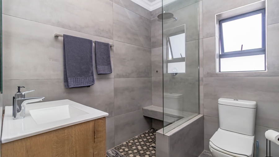 6 Bedroom Property for Sale in Heatherlands Western Cape